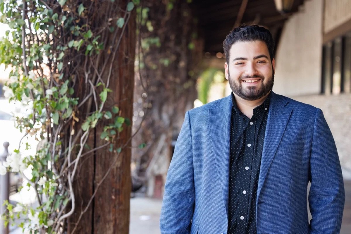 Official portrait of Aram Ayra