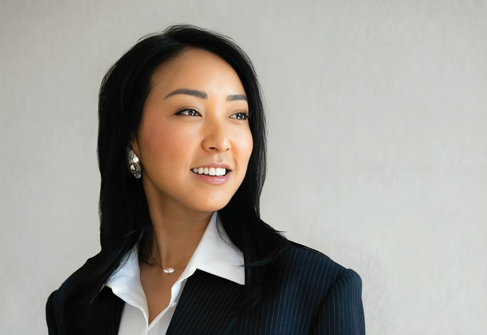 Official portrait of Esther Kim-Varet