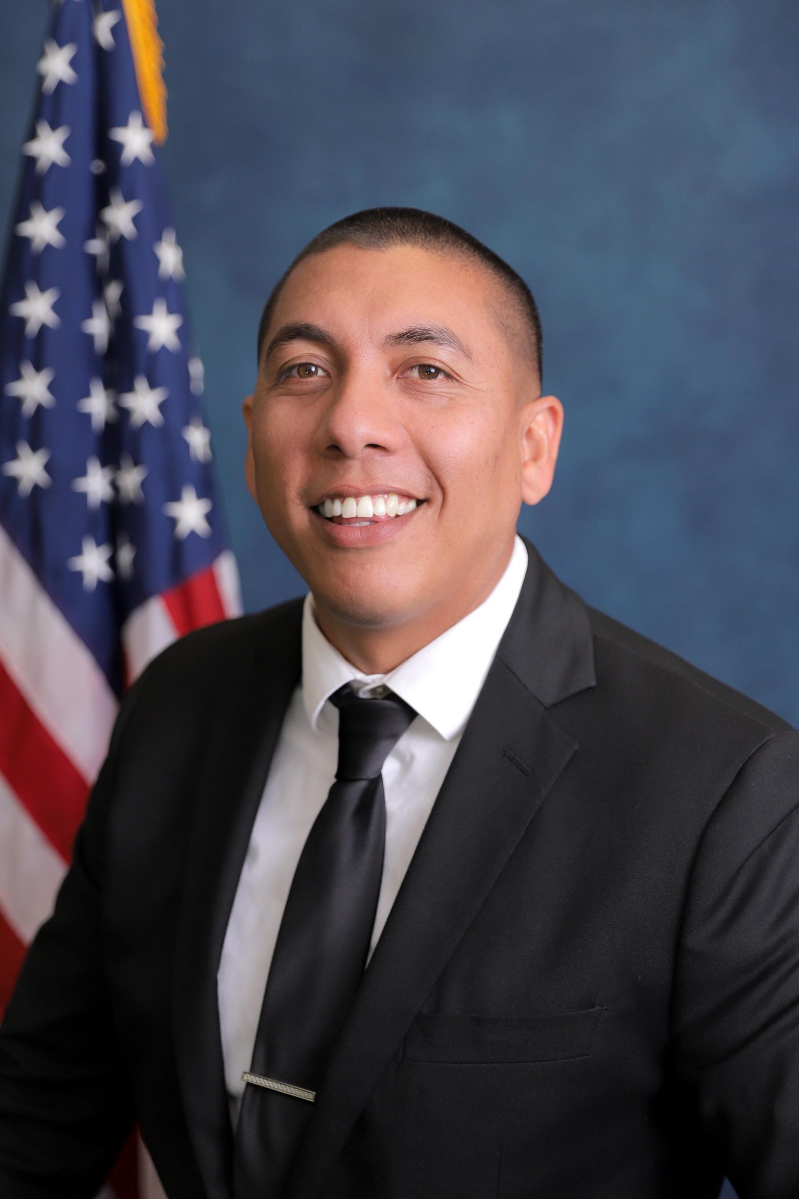 Official portrait of Oscar Ortiz