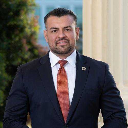 Official portrait of Avelino Valencia